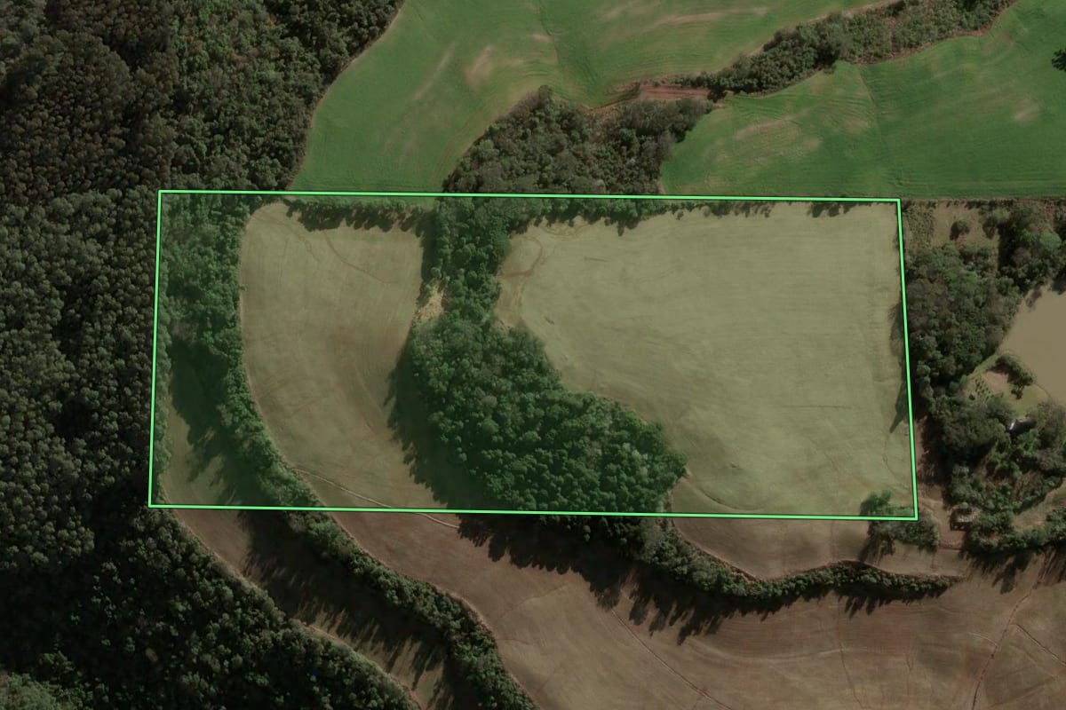 Imagem de satélite do imóvel rural em Três Arroios (RS), com o contorno declarado no CAR desenhado por cima.