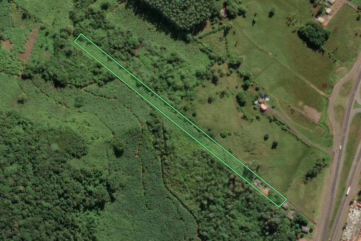 Imagem de satélite do imóvel rural em Três Cachoeiras (RS), com o contorno declarado no CAR desenhado por cima.