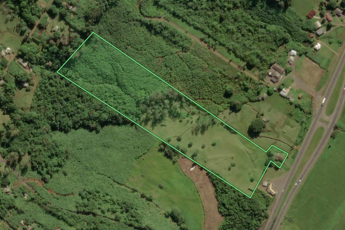 Imagem de satélite do imóvel rural em Três Cachoeiras (RS), com o contorno declarado no CAR desenhado por cima.
