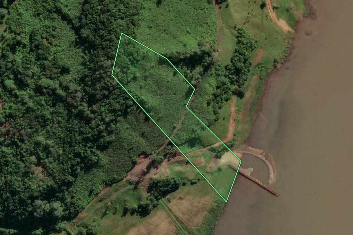 Imagem de satélite do imóvel rural em Três Cachoeiras (RS), com o contorno declarado no CAR desenhado por cima.