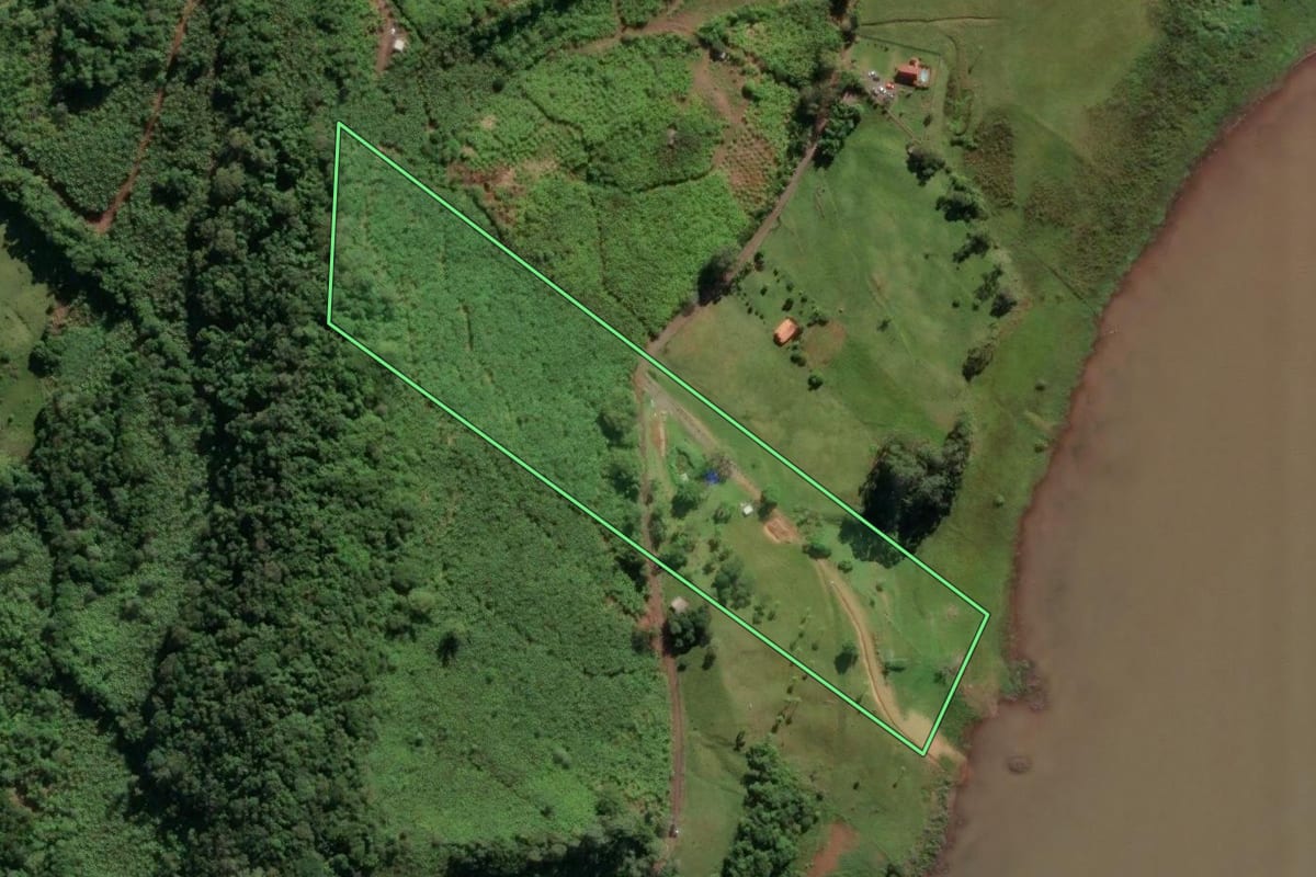 Imagem de satélite do imóvel rural em Três Cachoeiras (RS), com o contorno declarado no CAR desenhado por cima.