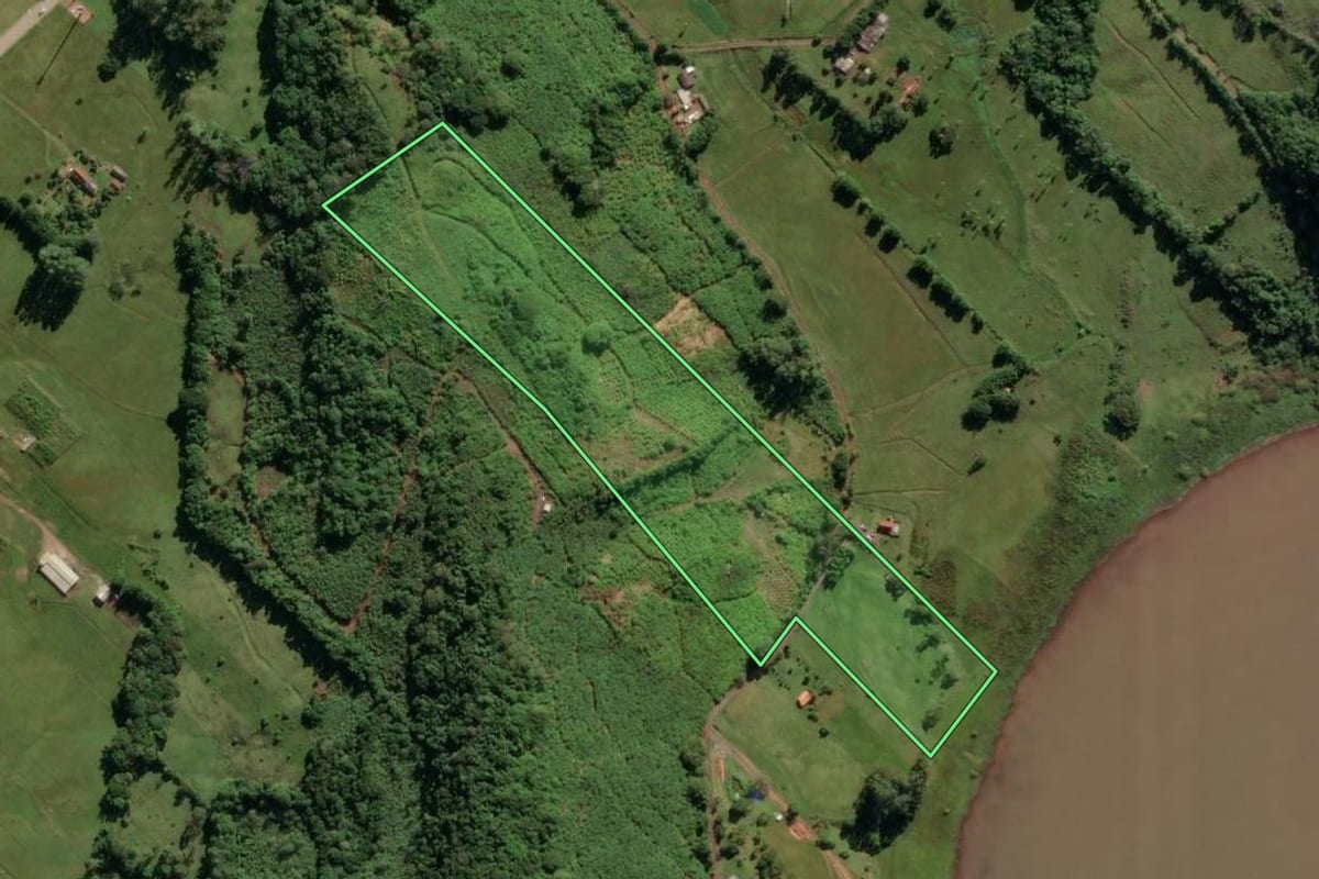 Imagem de satélite do imóvel rural em Três Cachoeiras (RS), com o contorno declarado no CAR desenhado por cima.