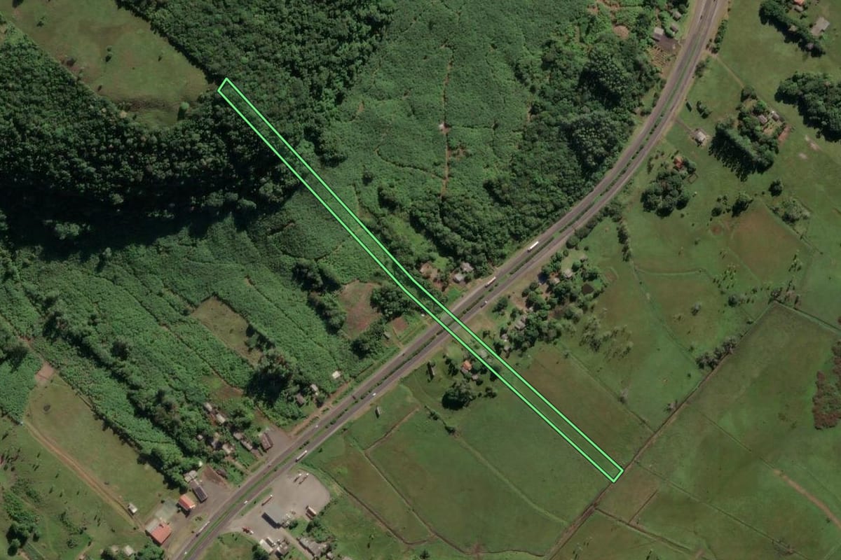 Imagem de satélite do imóvel rural em Três Cachoeiras (RS), com o contorno declarado no CAR desenhado por cima.