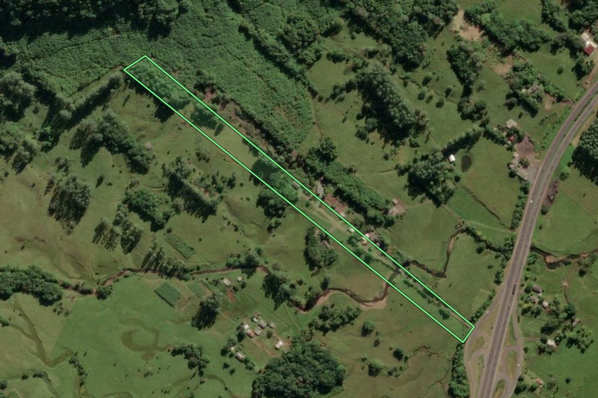 Imagem de satélite do imóvel rural em Três Cachoeiras (RS), com o contorno declarado no CAR desenhado por cima.
