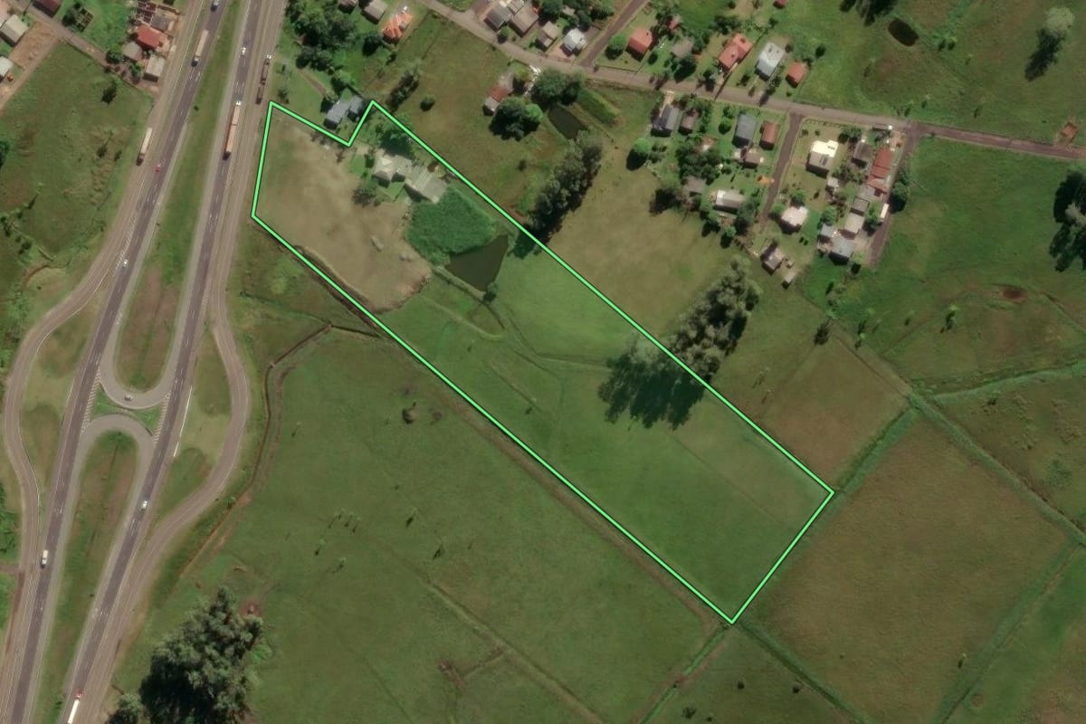 Imagem de satélite do imóvel rural em Três Cachoeiras (RS), com o contorno declarado no CAR desenhado por cima.