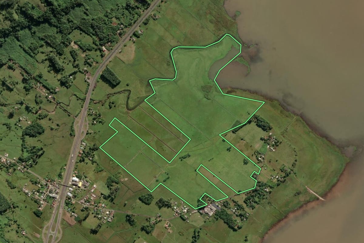 Imagem de satélite do imóvel rural em Três Cachoeiras (RS), com o contorno declarado no CAR desenhado por cima.