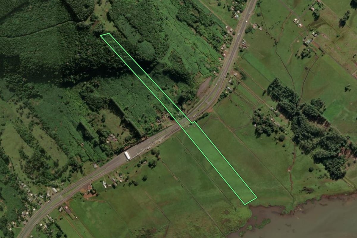 Imagem de satélite do imóvel rural em Três Cachoeiras (RS), com o contorno declarado no CAR desenhado por cima.