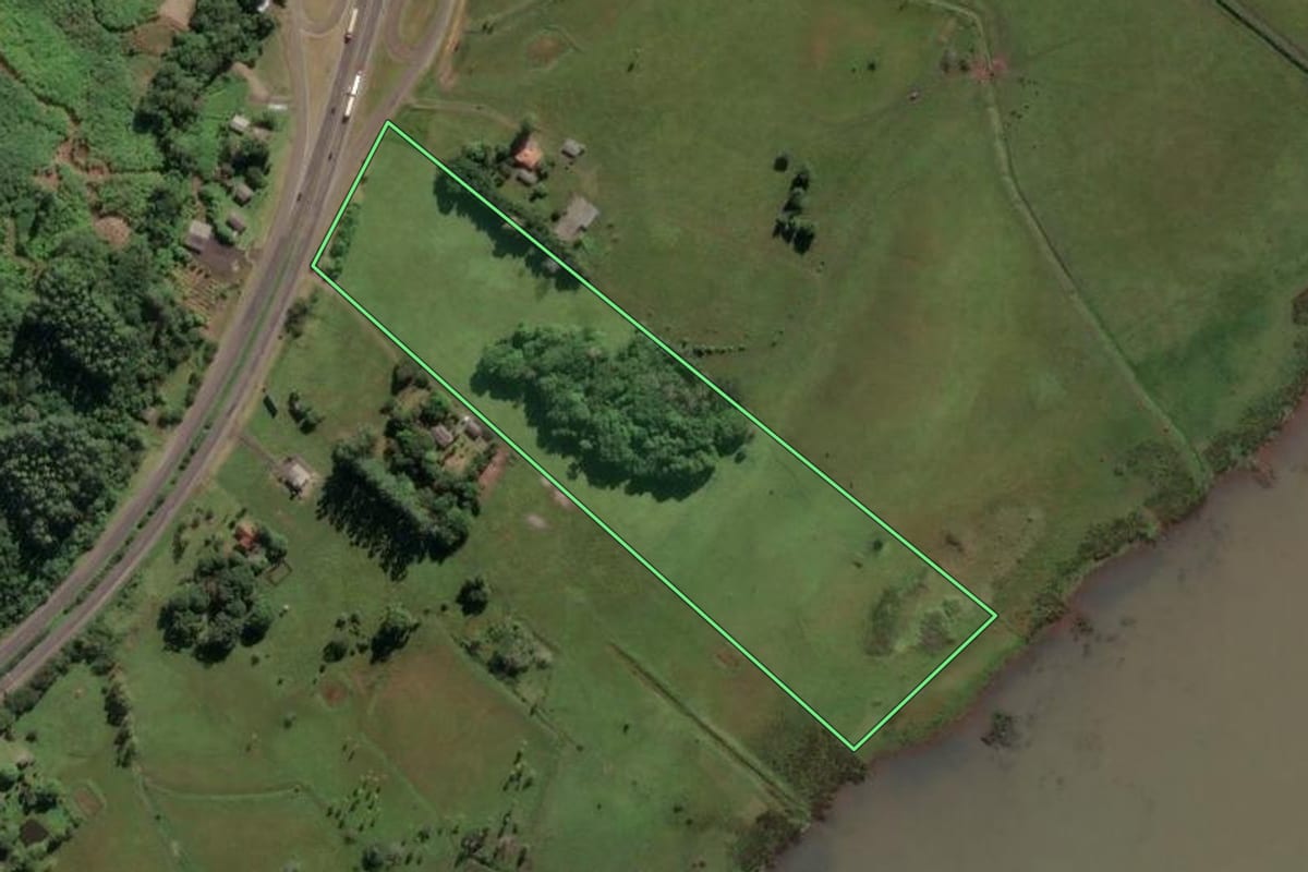 Imagem de satélite do imóvel rural em Três Cachoeiras (RS), com o contorno declarado no CAR desenhado por cima.