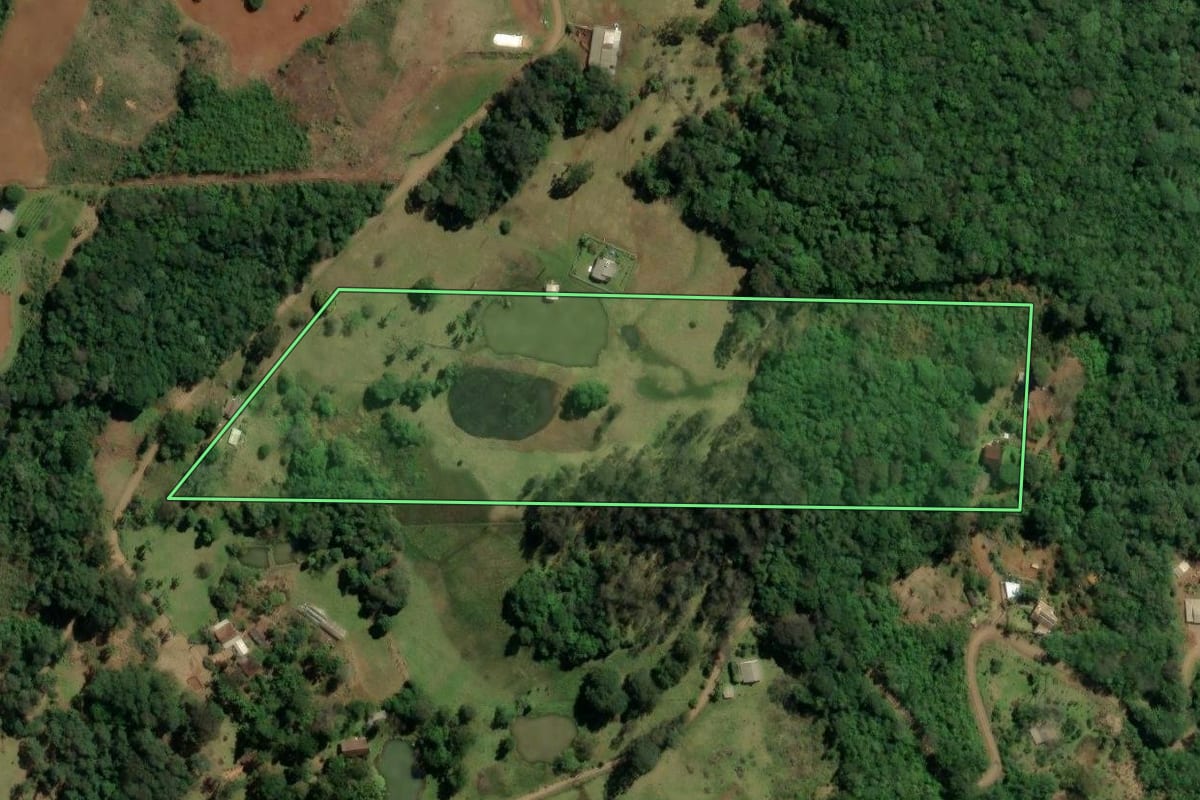 Imagem de satélite do imóvel rural em Três Coroas (RS), com o contorno declarado no CAR desenhado por cima.