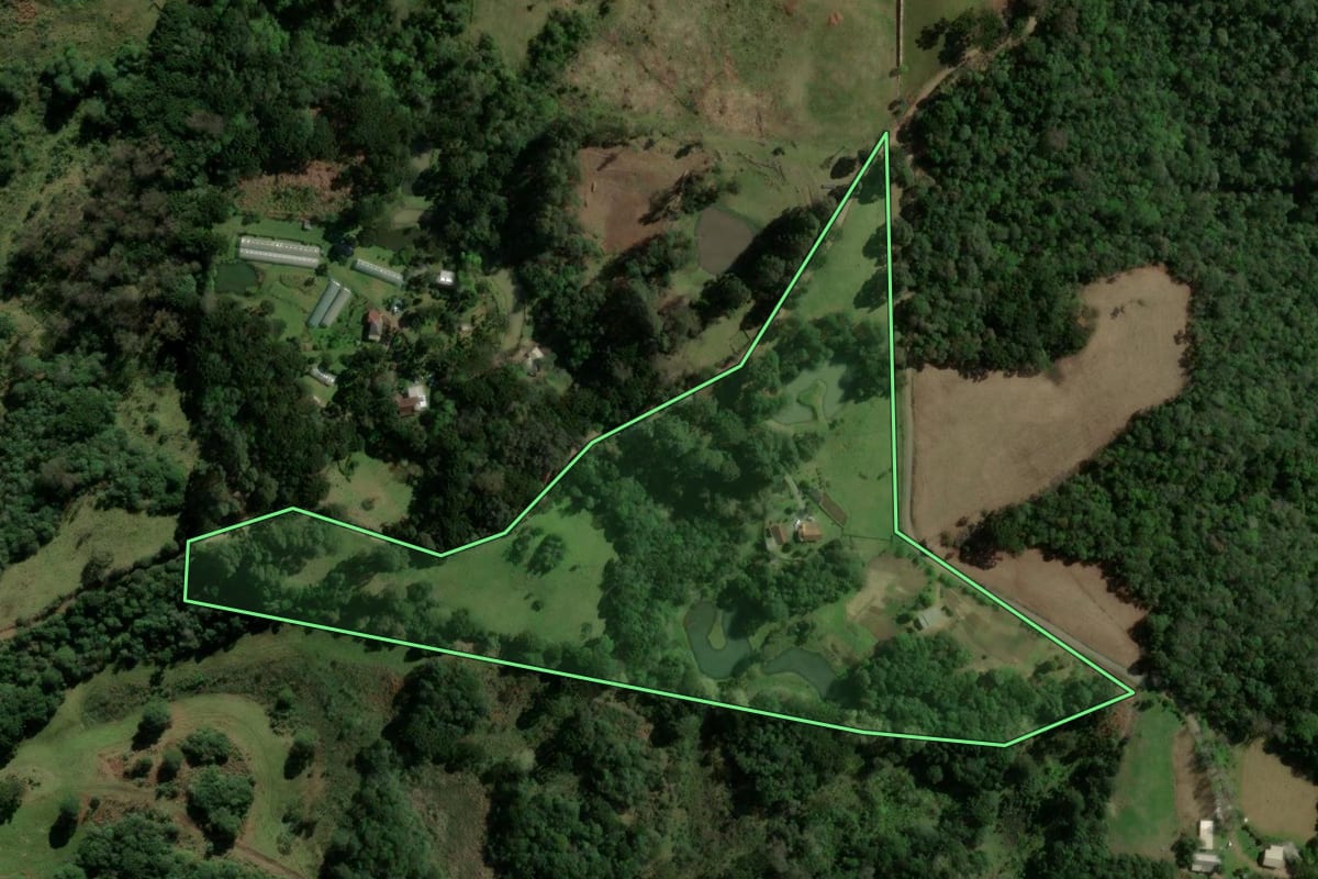 Imagem de satélite do imóvel rural em Três Coroas (RS), com o contorno declarado no CAR desenhado por cima.