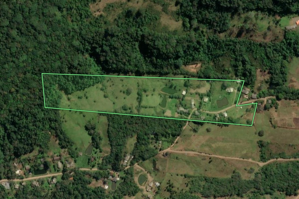 Imagem de satélite do imóvel rural em Três Coroas (RS), com o contorno declarado no CAR desenhado por cima.