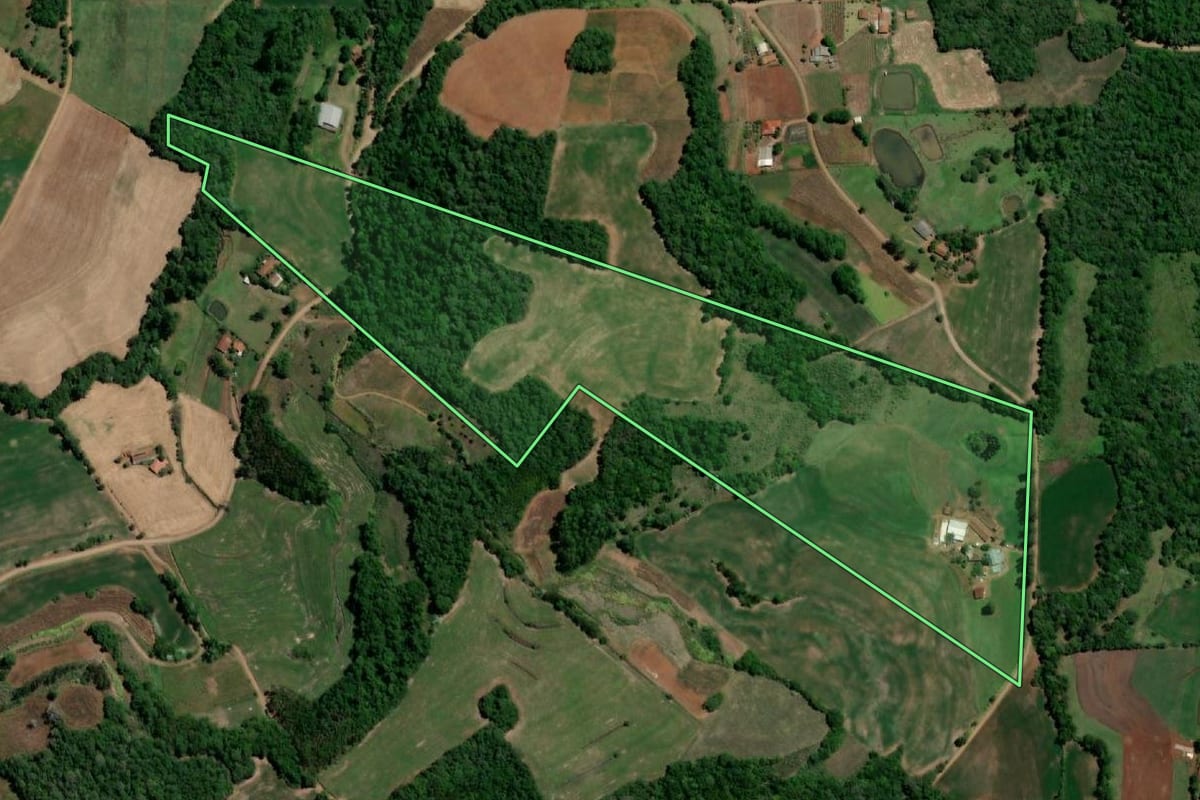 Imagem de satélite do imóvel rural em Três de Maio (RS), com o contorno declarado no CAR desenhado por cima.