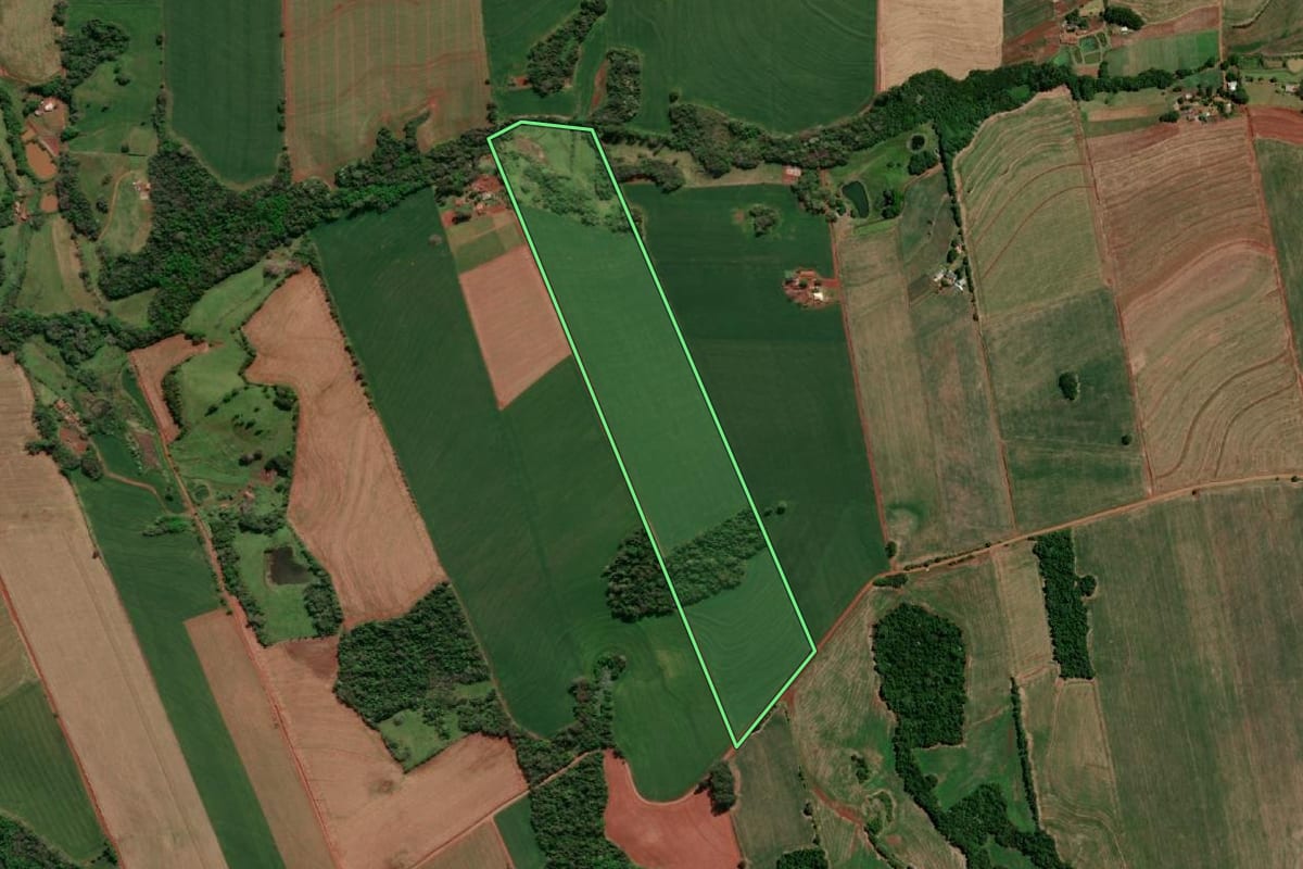 Imagem de satélite do imóvel rural em Três de Maio (RS), com o contorno declarado no CAR desenhado por cima.