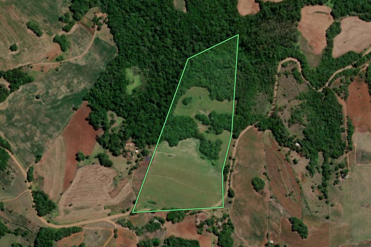 Imagem de satélite do imóvel rural em Três de Maio (RS), com o contorno declarado no CAR desenhado por cima.
