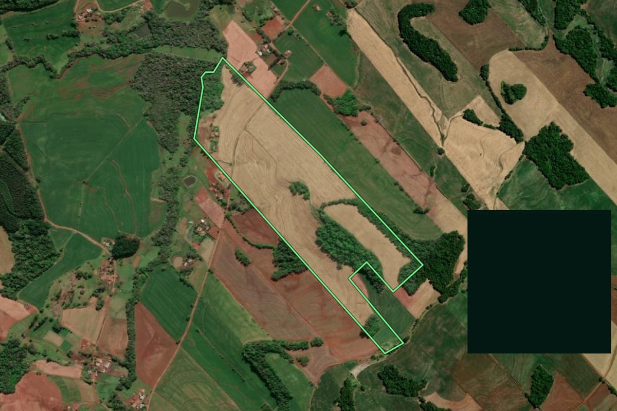 Imagem de satélite do imóvel rural em Três de Maio (RS), com o contorno declarado no CAR desenhado por cima.