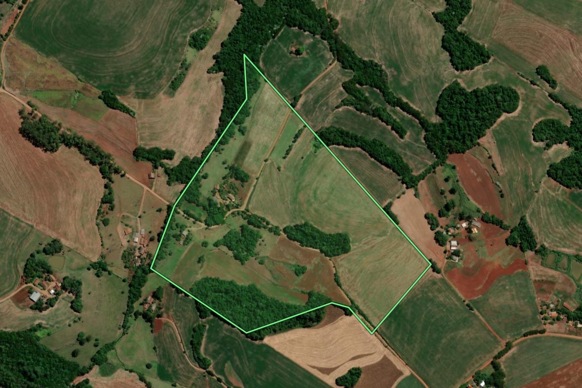 Imagem de satélite do imóvel rural em Três de Maio (RS), com o contorno declarado no CAR desenhado por cima.
