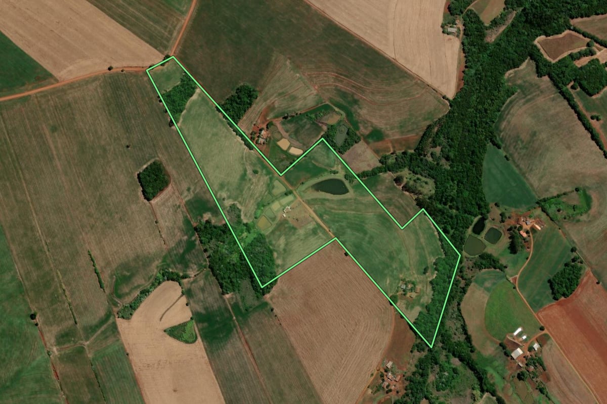 Imagem de satélite do imóvel rural em Três de Maio (RS), com o contorno declarado no CAR desenhado por cima.