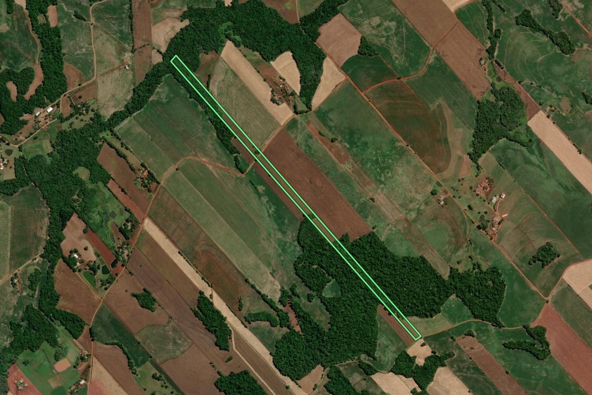 Imagem de satélite do imóvel rural em Três de Maio (RS), com o contorno declarado no CAR desenhado por cima.