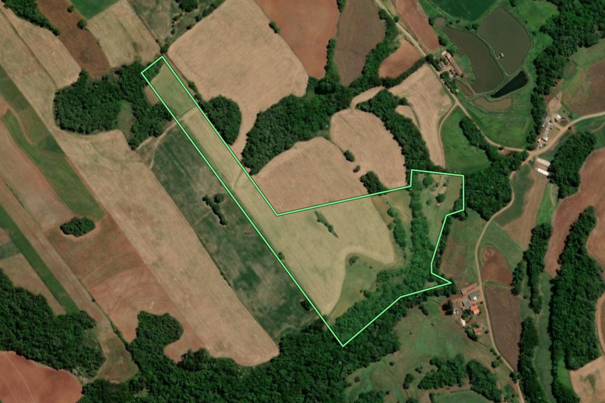 Imagem de satélite do imóvel rural em Três de Maio (RS), com o contorno declarado no CAR desenhado por cima.