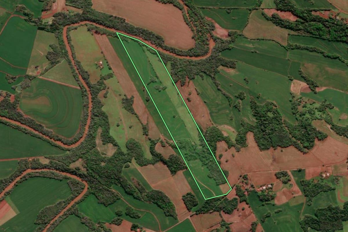 Imagem de satélite do imóvel rural em Três de Maio (RS), com o contorno declarado no CAR desenhado por cima.