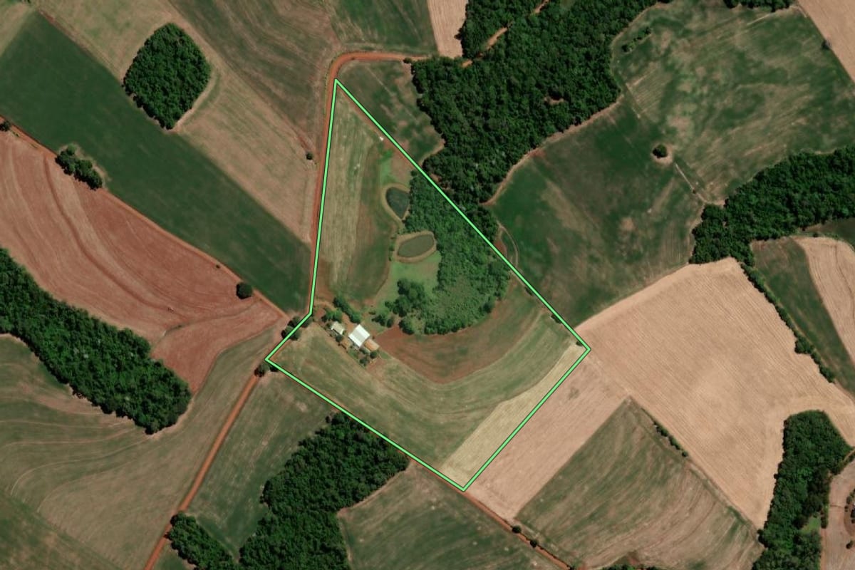 Imagem de satélite do imóvel rural em Três de Maio (RS), com o contorno declarado no CAR desenhado por cima.