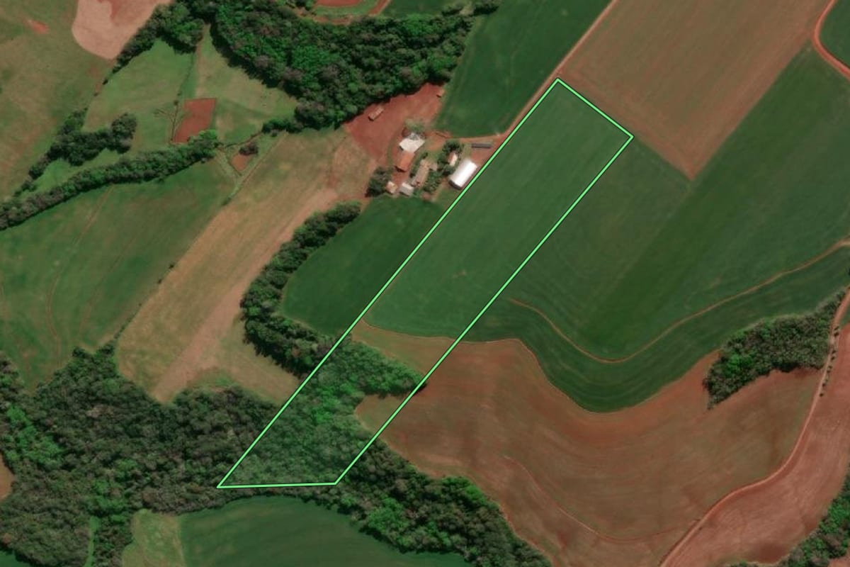 Imagem de satélite do imóvel rural em Três de Maio (RS), com o contorno declarado no CAR desenhado por cima.