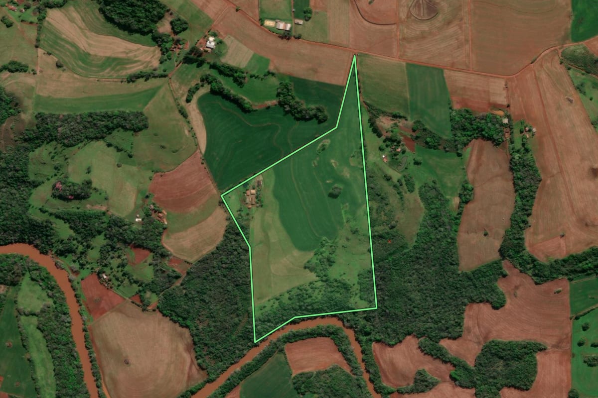 Imagem de satélite do imóvel rural em Três de Maio (RS), com o contorno declarado no CAR desenhado por cima.