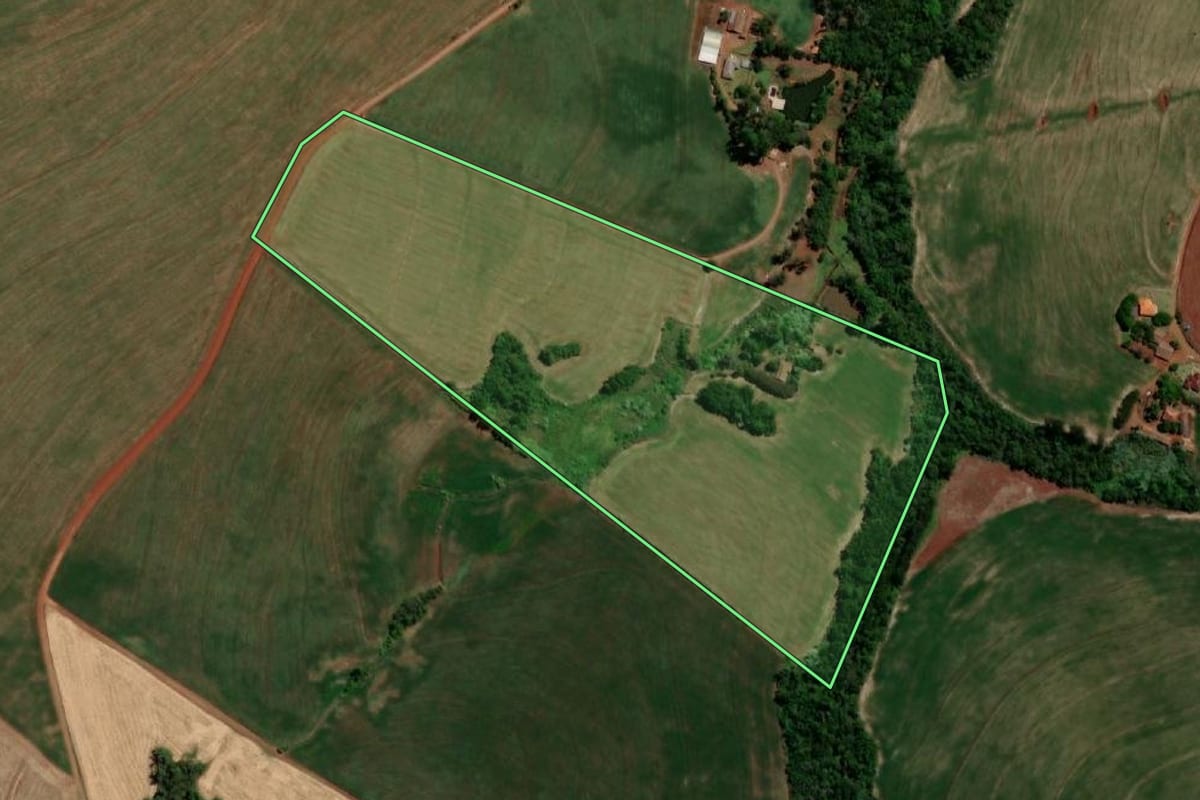 Imagem de satélite do imóvel rural em Três de Maio (RS), com o contorno declarado no CAR desenhado por cima.