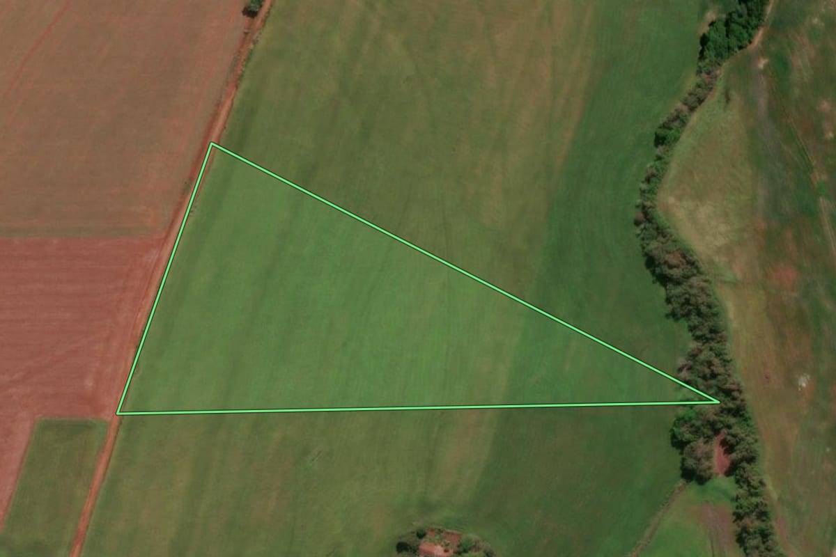 Imagem de satélite do imóvel rural em Três de Maio (RS), com o contorno declarado no CAR desenhado por cima.