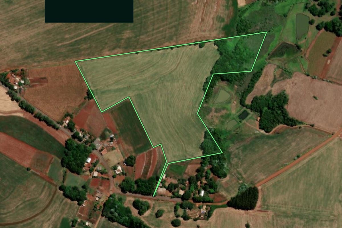 Imagem de satélite do imóvel rural em Três de Maio (RS), com o contorno declarado no CAR desenhado por cima.