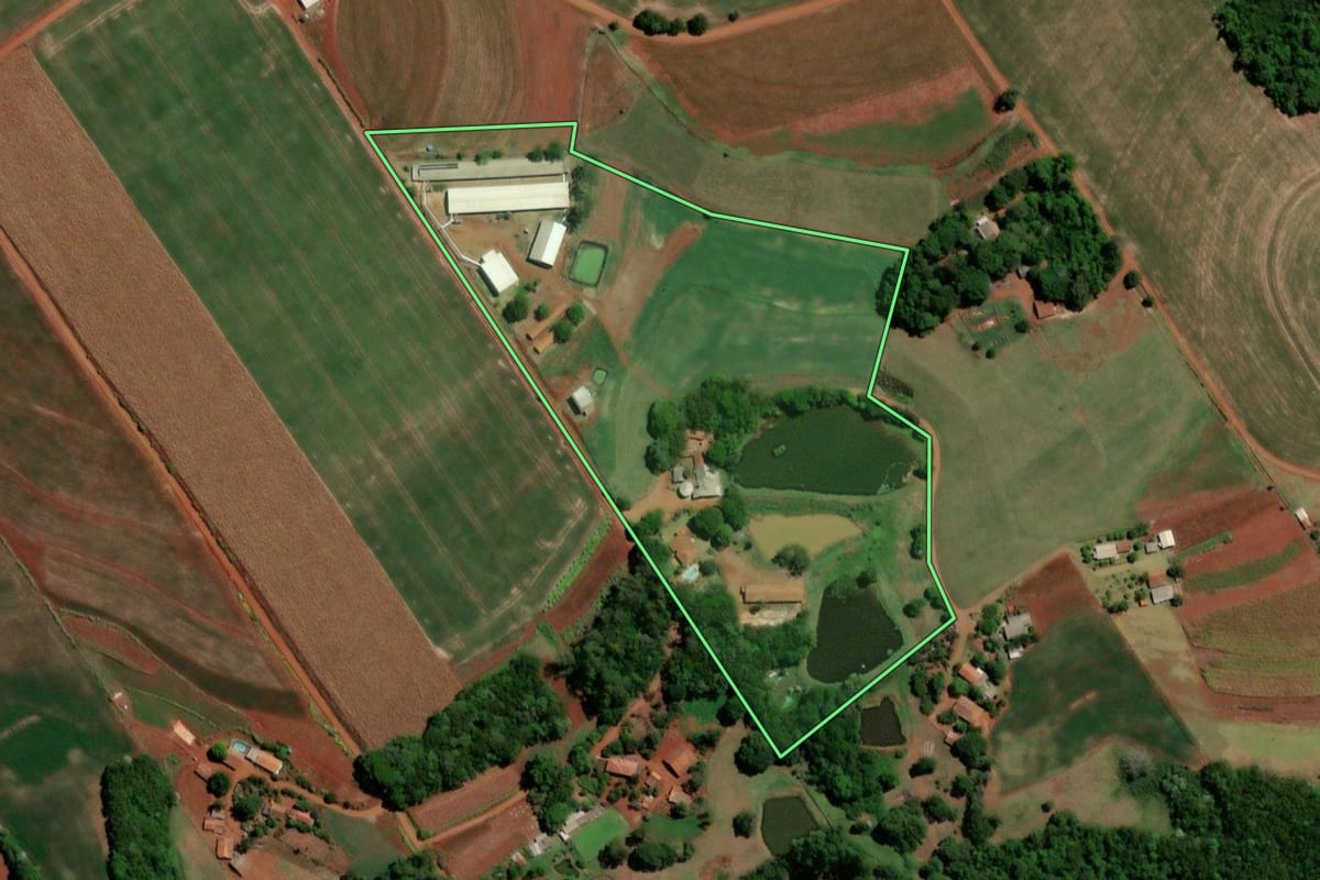 Imagem de satélite do imóvel rural em Três de Maio (RS), com o contorno declarado no CAR desenhado por cima.