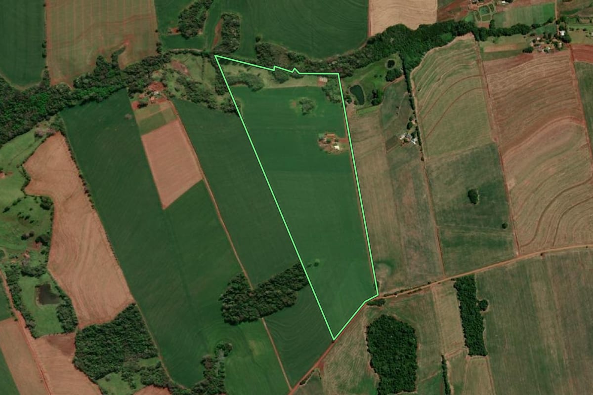 Imagem de satélite do imóvel rural em Três de Maio (RS), com o contorno declarado no CAR desenhado por cima.
