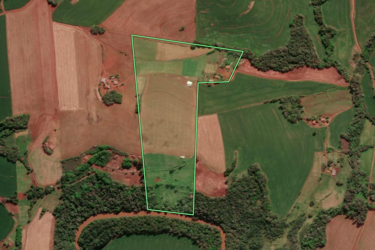 Imagem de satélite do imóvel rural em Três de Maio (RS), com o contorno declarado no CAR desenhado por cima.
