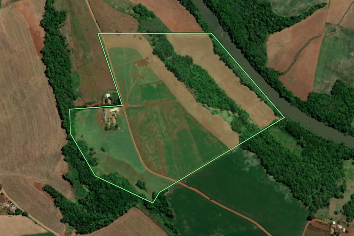 Imagem de satélite do imóvel rural em Três de Maio (RS), com o contorno declarado no CAR desenhado por cima.