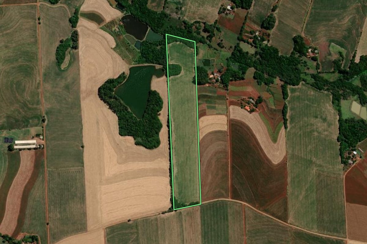 Imagem de satélite do imóvel rural em Três de Maio (RS), com o contorno declarado no CAR desenhado por cima.