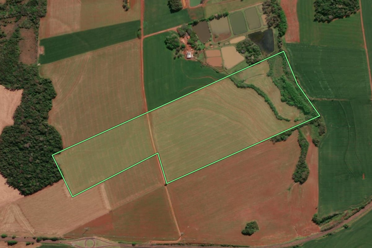 Imagem de satélite do imóvel rural em Três de Maio (RS), com o contorno declarado no CAR desenhado por cima.