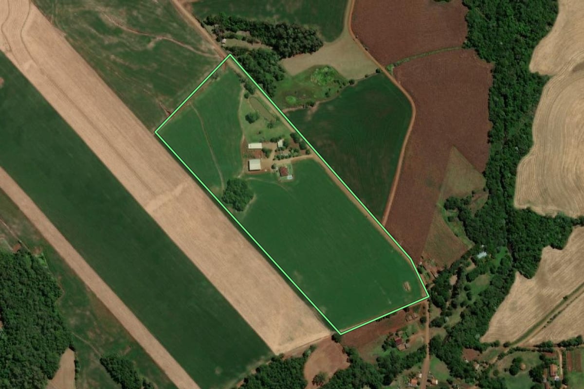 Imagem de satélite do imóvel rural em Três de Maio (RS), com o contorno declarado no CAR desenhado por cima.