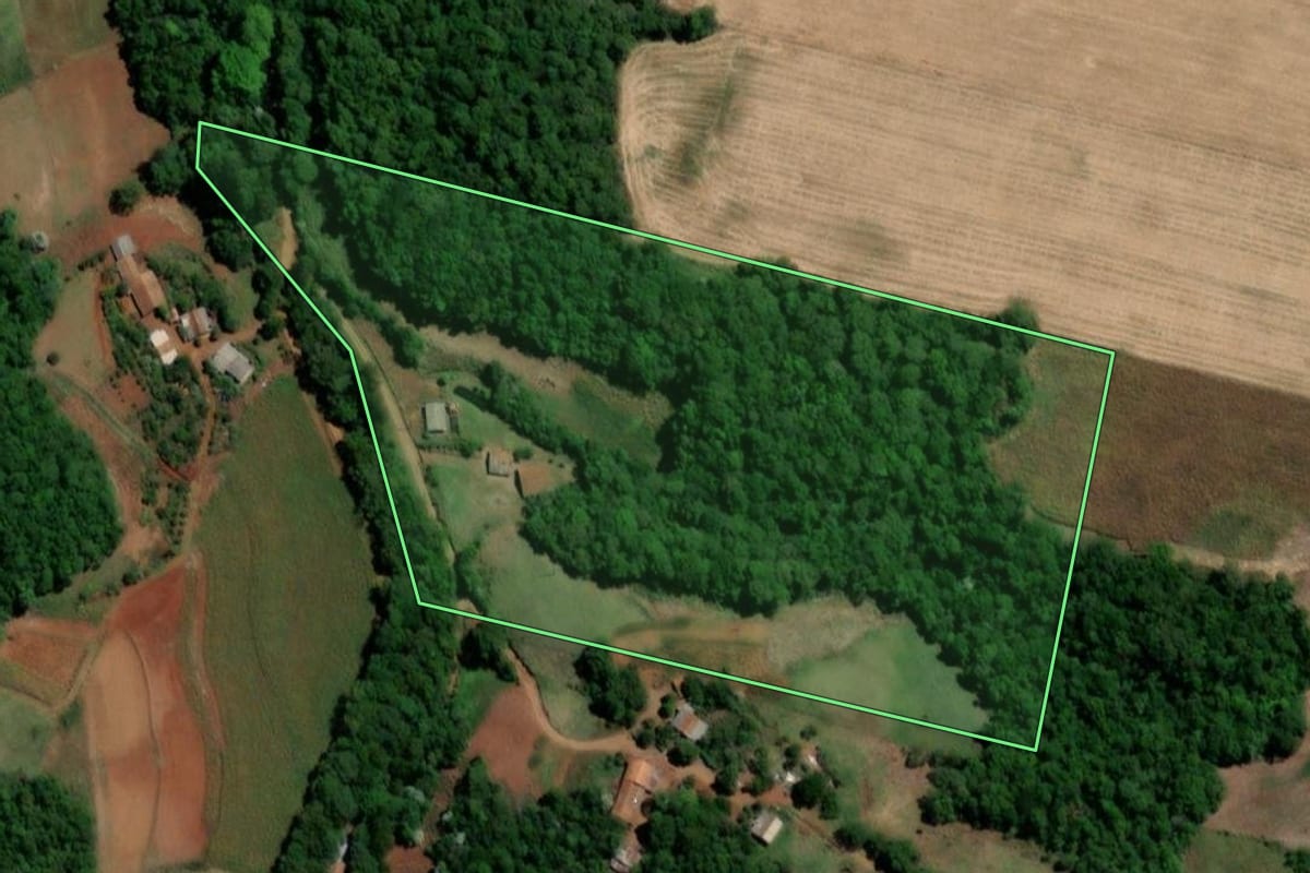 Imagem de satélite do imóvel rural em Três de Maio (RS), com o contorno declarado no CAR desenhado por cima.