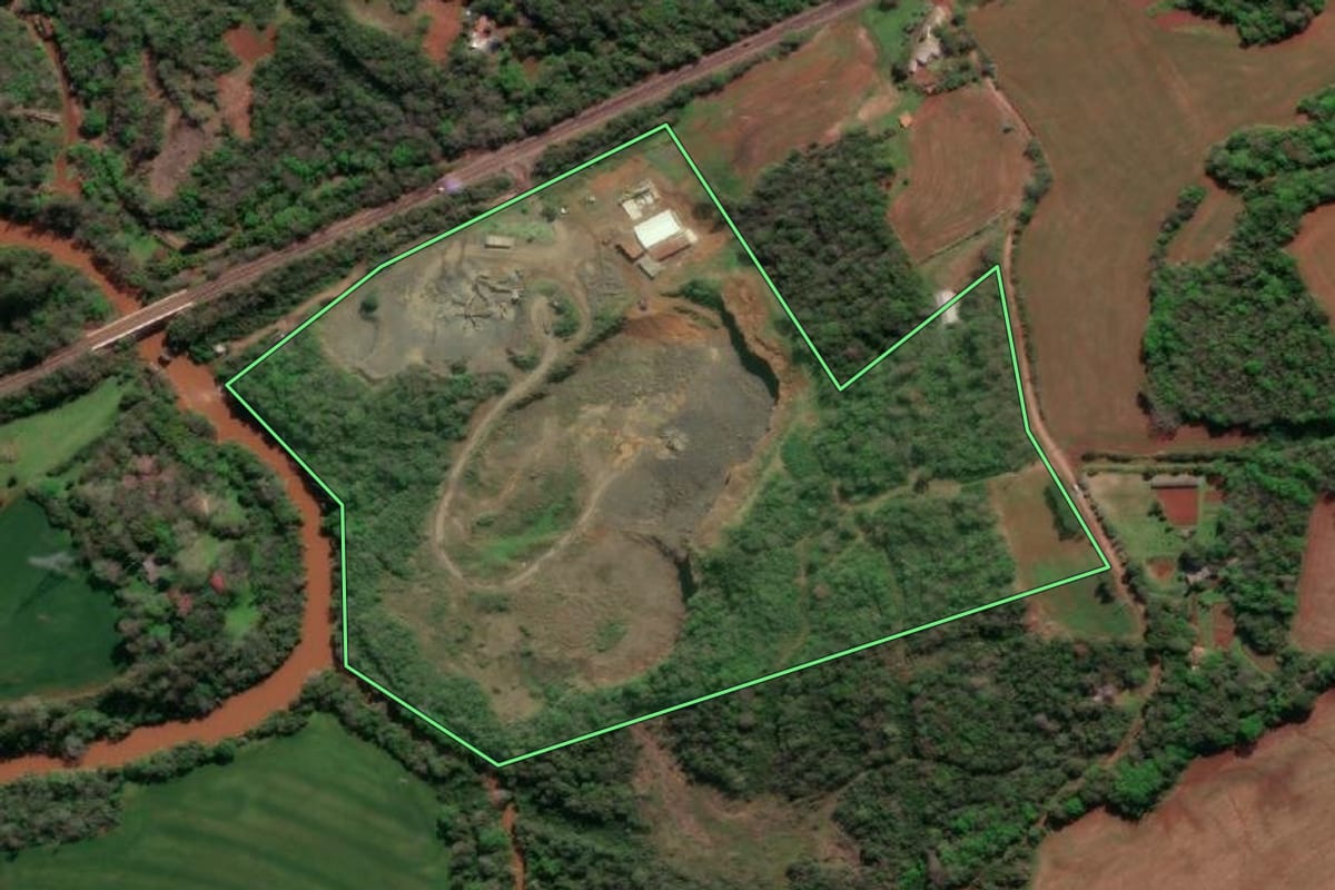 Imagem de satélite do imóvel rural em Três de Maio (RS), com o contorno declarado no CAR desenhado por cima.