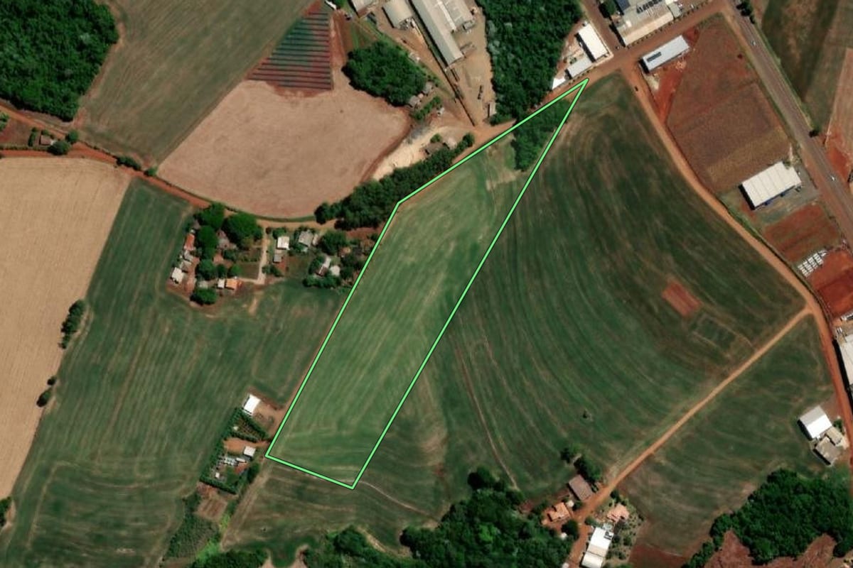 Imagem de satélite do imóvel rural em Três de Maio (RS), com o contorno declarado no CAR desenhado por cima.