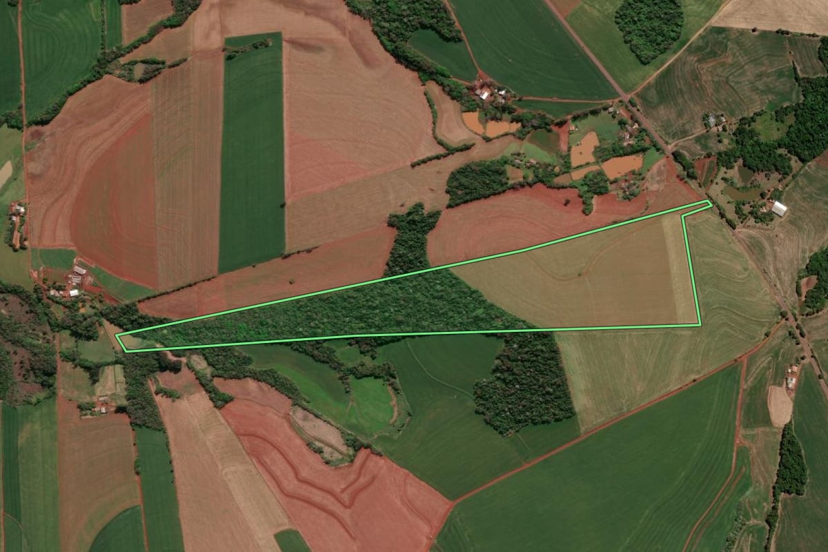 Imagem de satélite do imóvel rural em Três de Maio (RS), com o contorno declarado no CAR desenhado por cima.