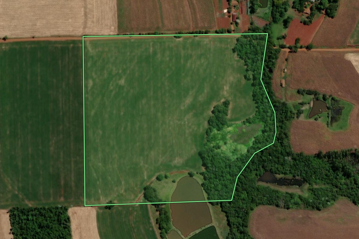 Imagem de satélite do imóvel rural em Três de Maio (RS), com o contorno declarado no CAR desenhado por cima.