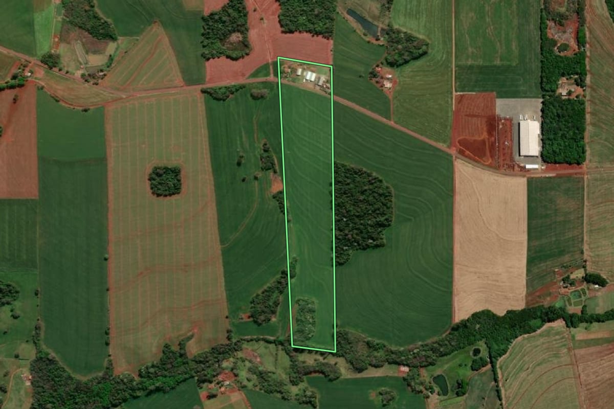Imagem de satélite do imóvel rural em Três de Maio (RS), com o contorno declarado no CAR desenhado por cima.