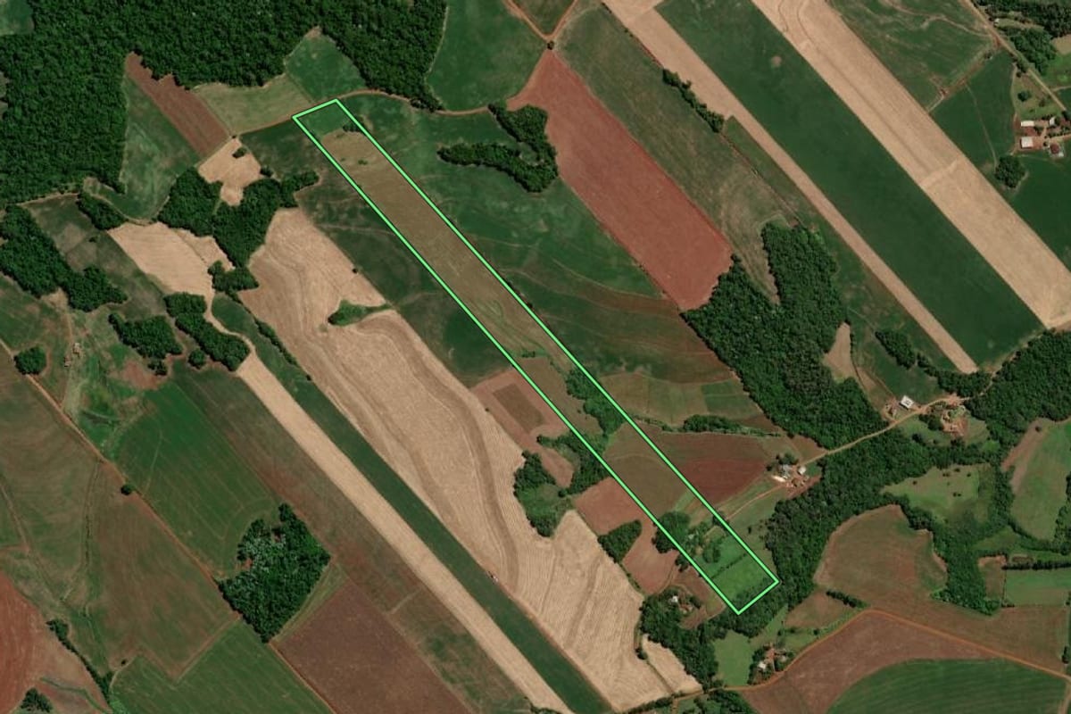 Imagem de satélite do imóvel rural em Três de Maio (RS), com o contorno declarado no CAR desenhado por cima.