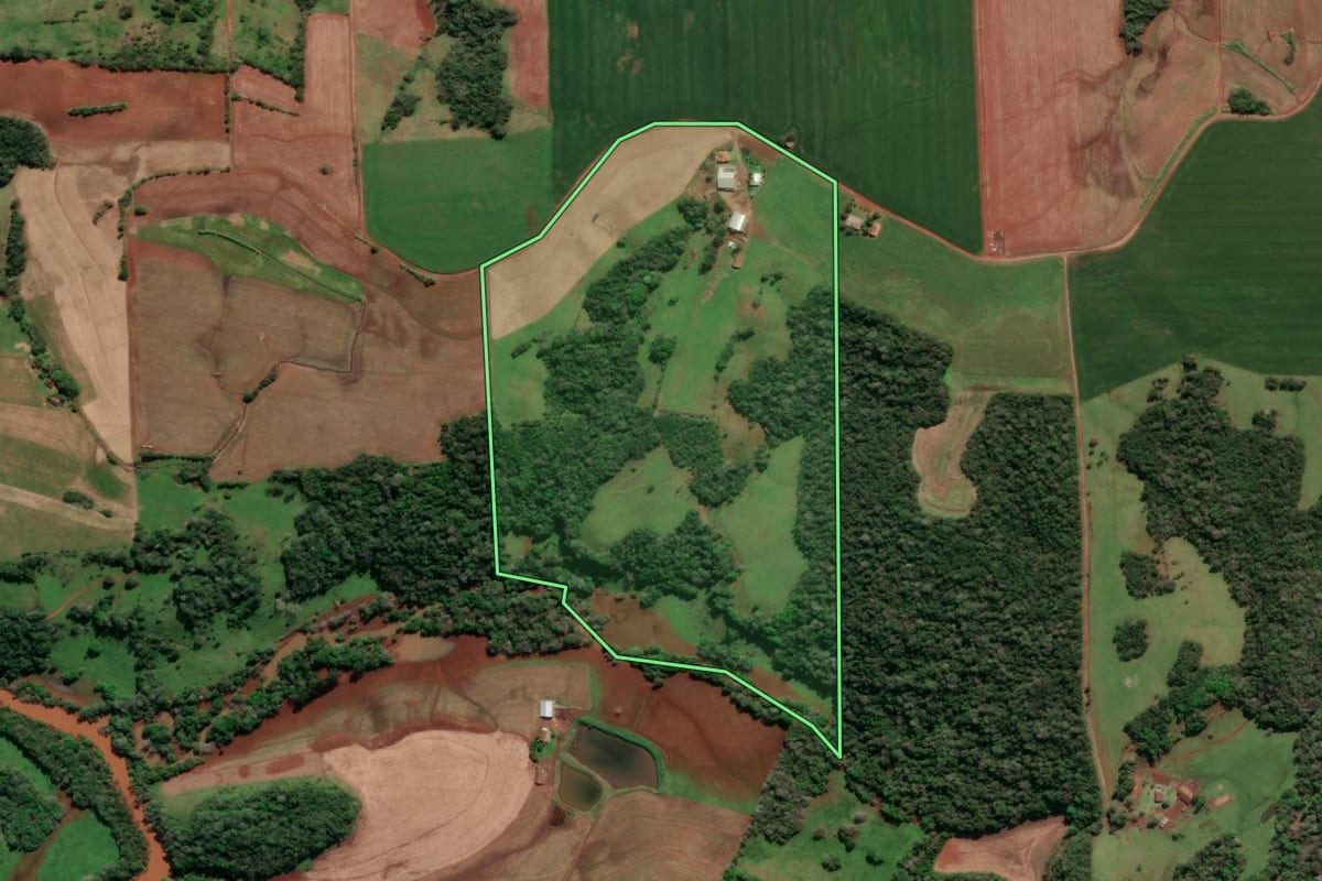 Imagem de satélite do imóvel rural em Três de Maio (RS), com o contorno declarado no CAR desenhado por cima.
