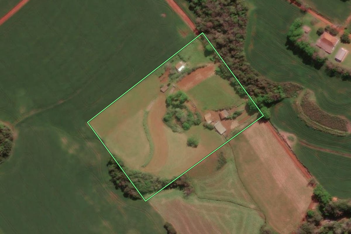 Imagem de satélite do imóvel rural em Três de Maio (RS), com o contorno declarado no CAR desenhado por cima.