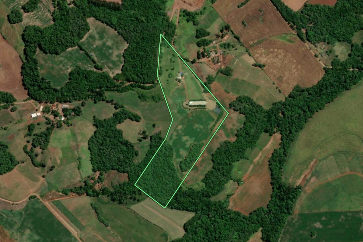 Imagem de satélite do imóvel rural em Três de Maio (RS), com o contorno declarado no CAR desenhado por cima.
