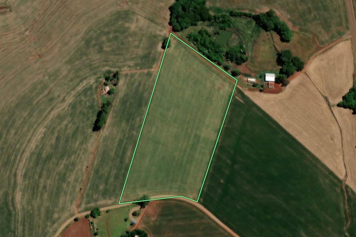 Imagem de satélite do imóvel rural em Três de Maio (RS), com o contorno declarado no CAR desenhado por cima.