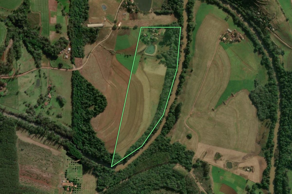 Imagem de satélite do imóvel rural em Três de Maio (RS), com o contorno declarado no CAR desenhado por cima.