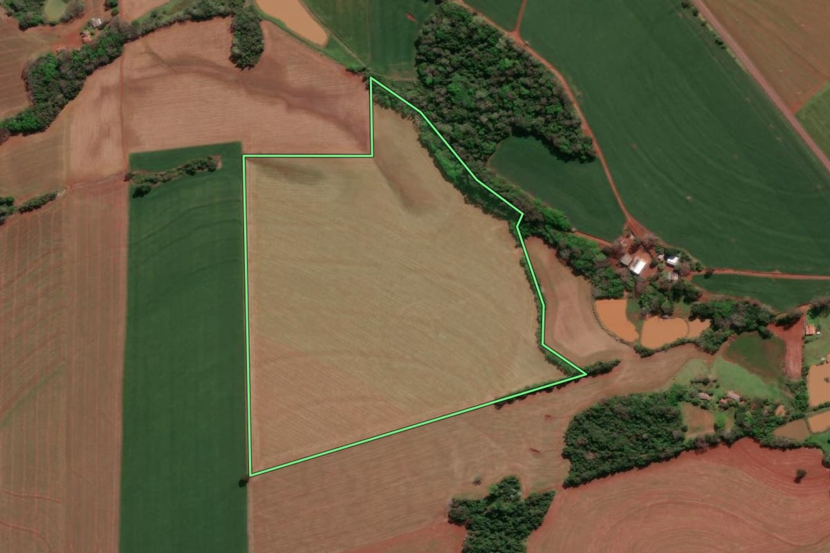 Imagem de satélite do imóvel rural em Três de Maio (RS), com o contorno declarado no CAR desenhado por cima.